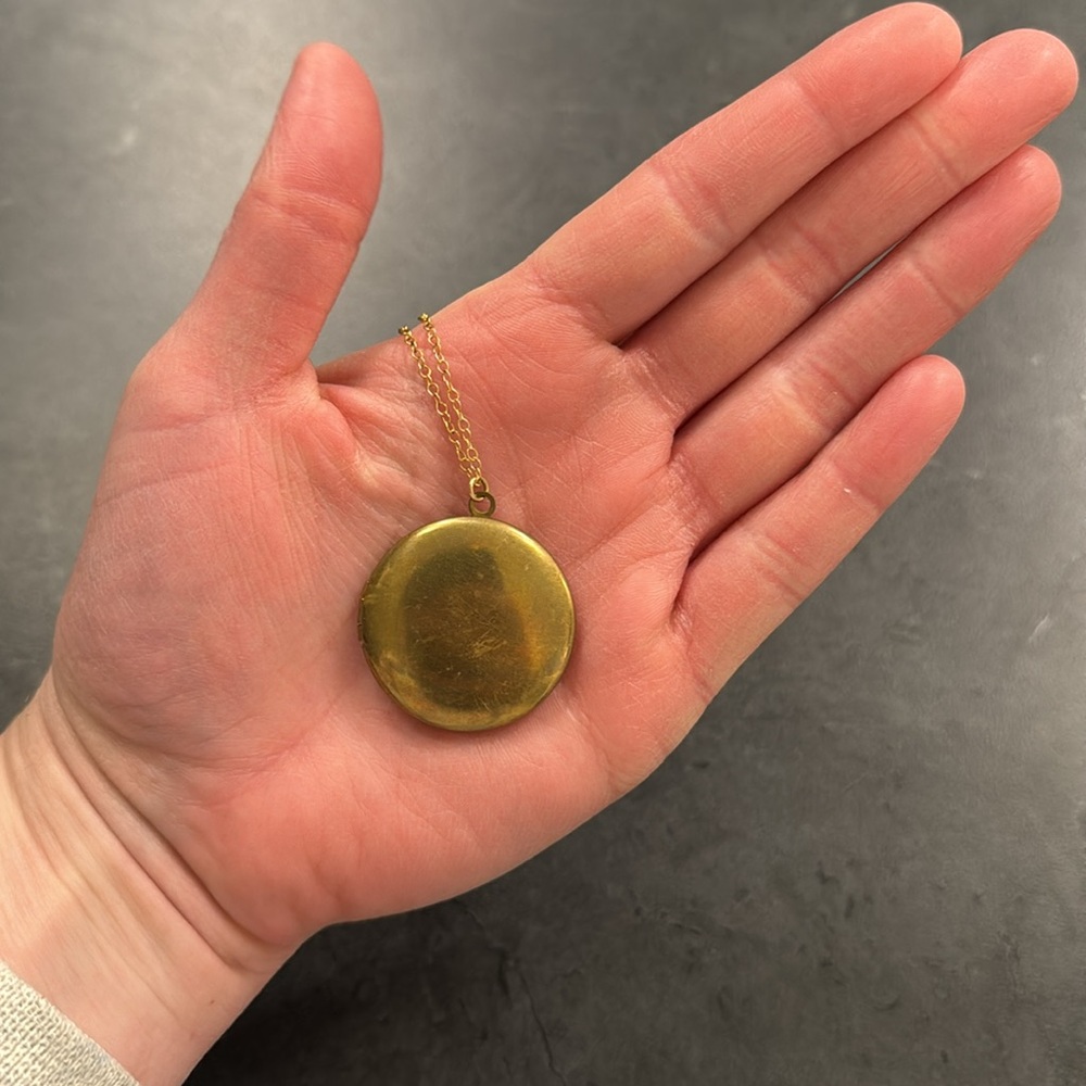 Locket - Picture 2 of 3